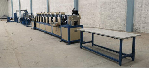 Machine automatique de fabrication de protecteurs de bords en papier